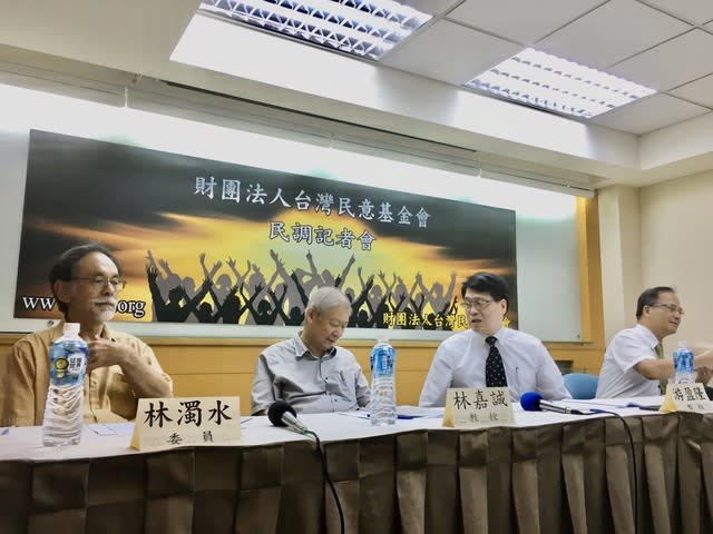 台灣民意基金會董事游盈隆及前台南縣長蘇煥智、前立委林濁水等人都認為，民進黨政府太一意孤行、忽略民意。左起為林濁水、林嘉誠、游盈隆及蘇煥智。（photo by 施凱文/台灣醒報）