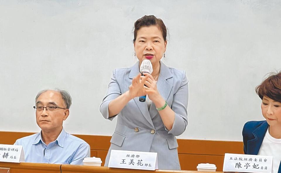 經濟部長王美花（中）22日抵達台南市與中小企業廠商代表座談溝通。（洪榮志攝）