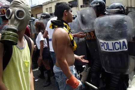 Opposition demonstrators talk to police during a march against President Nicolas Maduro's government in San Cristobal February 12, 2015. REUTERS/Carlos Eduardo Ramirez