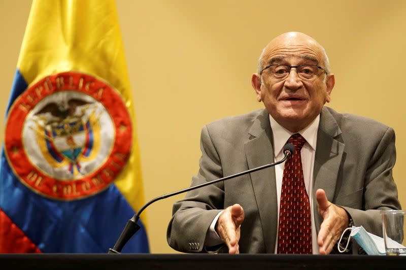 El empresario Germán Efromovich atiende una conferencia de prensa en Bogotá