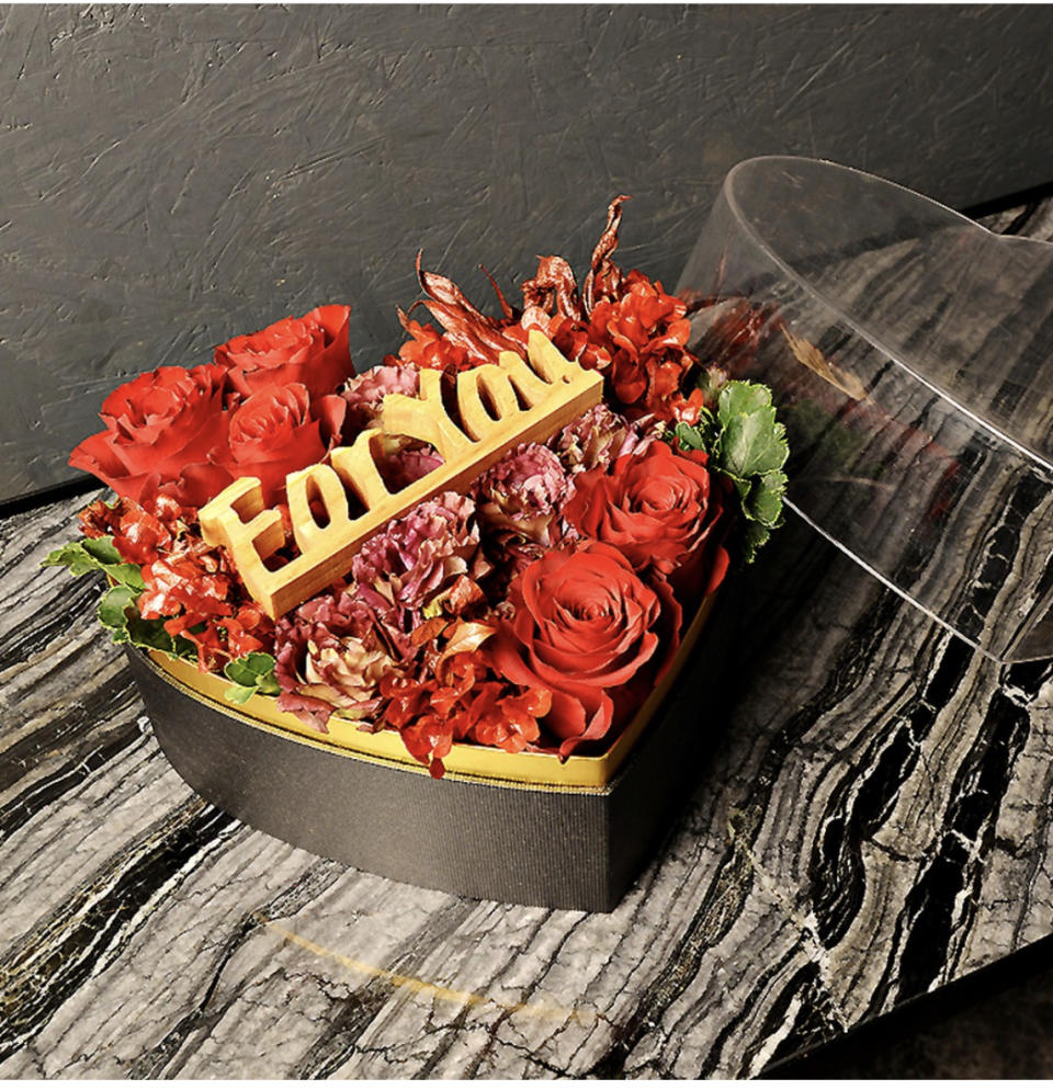 OVO Graden推出心形禮物盒配上鮮紅色主調花束，再加上「For You」，讓你送給另一半。$1,343/ OVO Garden