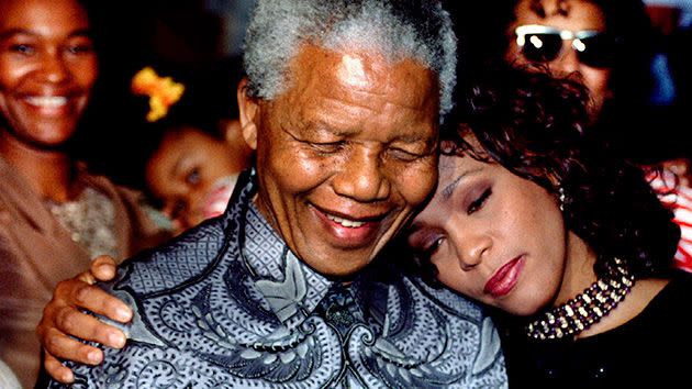 Nelson Mandela and pop star Whitney Houston pose for photographers at the presidency in Pretoria. Photo: Reuters.