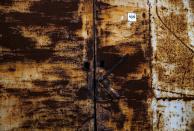 La puerta oxidada de una fábrica textil abandonada muestra lo mal que le ha sentado el tiempo. Fundamentalmente son empresas madereras, de ropa o aceite de cocina.