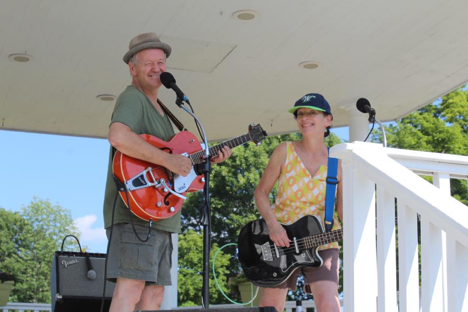 On Saturday, July 22 the market had the Worcester-based Americana cover band The Hip Swayers perform live music. Dave Blodgett played the guitar and Toni Ostrow was on the bass and both did vocals.