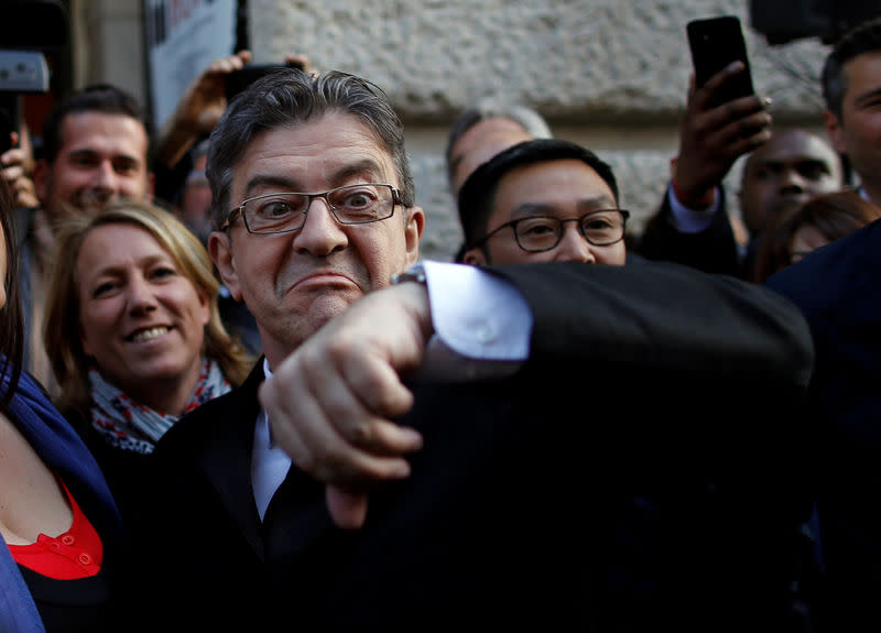 Jean-Luc Mélenchon, donné battu dans les estimations sur le premier tour de l'élection présidentielle, a déclaré dimanche qu'il ne donnerait aucune consigne de vote pour le second tour, soulignant n'avoir reçu aucun mandat pour s'exprimer à la place de ses électeurs. /photo prise le 23 avril 2017/REUTERS/Stéphane Mahé