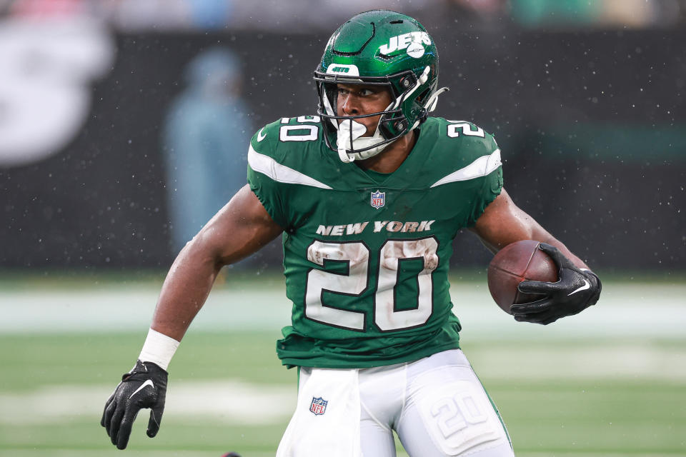 New York Jets running back <a class="link " href="https://sports.yahoo.com/nfl/players/33991" data-i13n="sec:content-canvas;subsec:anchor_text;elm:context_link" data-ylk="slk:Breece Hall;sec:content-canvas;subsec:anchor_text;elm:context_link;itc:0">Breece Hall</a> (20) carries the ball during the second half against the <a class="link " href="https://sports.yahoo.com/nfl/teams/houston/" data-i13n="sec:content-canvas;subsec:anchor_text;elm:context_link" data-ylk="slk:Houston Texans;sec:content-canvas;subsec:anchor_text;elm:context_link;itc:0">Houston Texans</a> at MetLife Stadium. Mandatory Credit: Vincent Carchietta-USA TODAY Sports