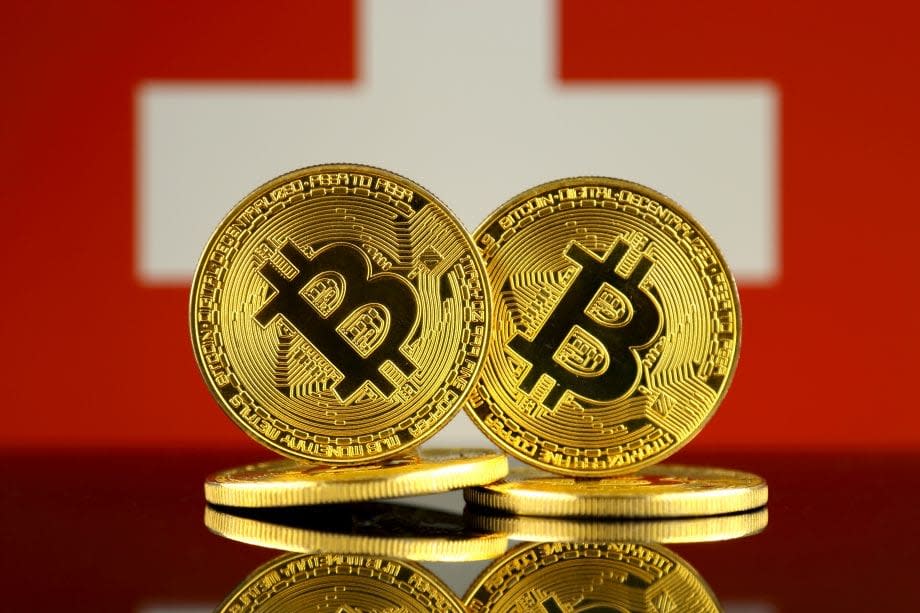 Bitcoin stehen vor der Schweizer Flagge