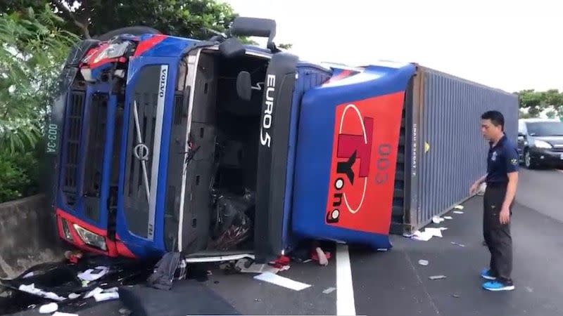 ▲嘉義縣消防局救護人員抵車禍事故現場。（圖／記者陳惲朋翻攝）