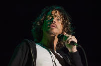 <p>Grunge-Rocker Chris Cornell wurde mit den Songs seiner Bands Soundgarden und Audioslave zur Stimme einer ganzen Generation. Das Musikvideo zu Soundgardens „Black Hole Sun“ wurde 1994 zum ikonischen Clip. Im Interview mit dem Magazin „Rolling Stone“ gab Cornell an, schon im Alter von 13 Jahren täglich Drogen konsumiert zu haben. Auch mit Depressionen hatte der charismatische Sänger zeit seines Lebens zu kämpfen. Cornell erhängte sich kurz nach einem Konzert in einem Hotelzimmer in Detroit. (Bild: AP Photo/Barry Brecheisen/Invision) </p>