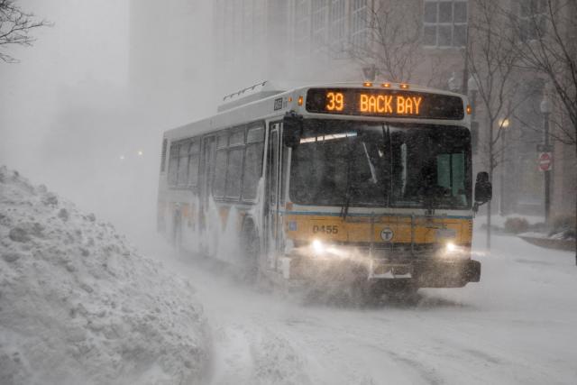 Tempête : Boston sous 60 cm de neige, un record