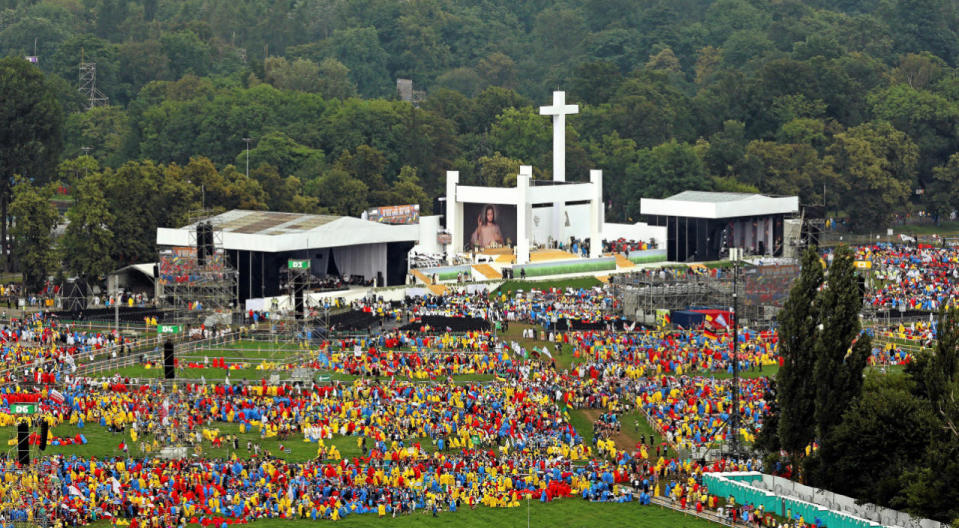 <p>Pilgrims gather for the opening ceremony of World Youth Day in Krakow, Poland July 26, 2016. (Agencja Gazeta/Mateusz Skwarczek/via REUTERS)</p>