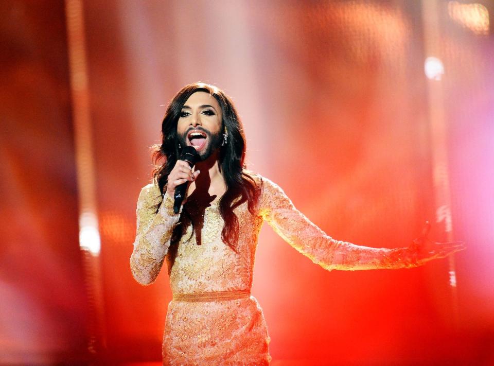 <p>2014 sorgte Conchita Wurst für reichlich Wirbel – und löste einen regelrechten Hype aus: Im goldenen Kleid und mit Vollbart landete die Anwärterin für Österreich mit “Rise Like a Phoenix” auf dem ersten Platz. (Bild: Getty Images) </p>