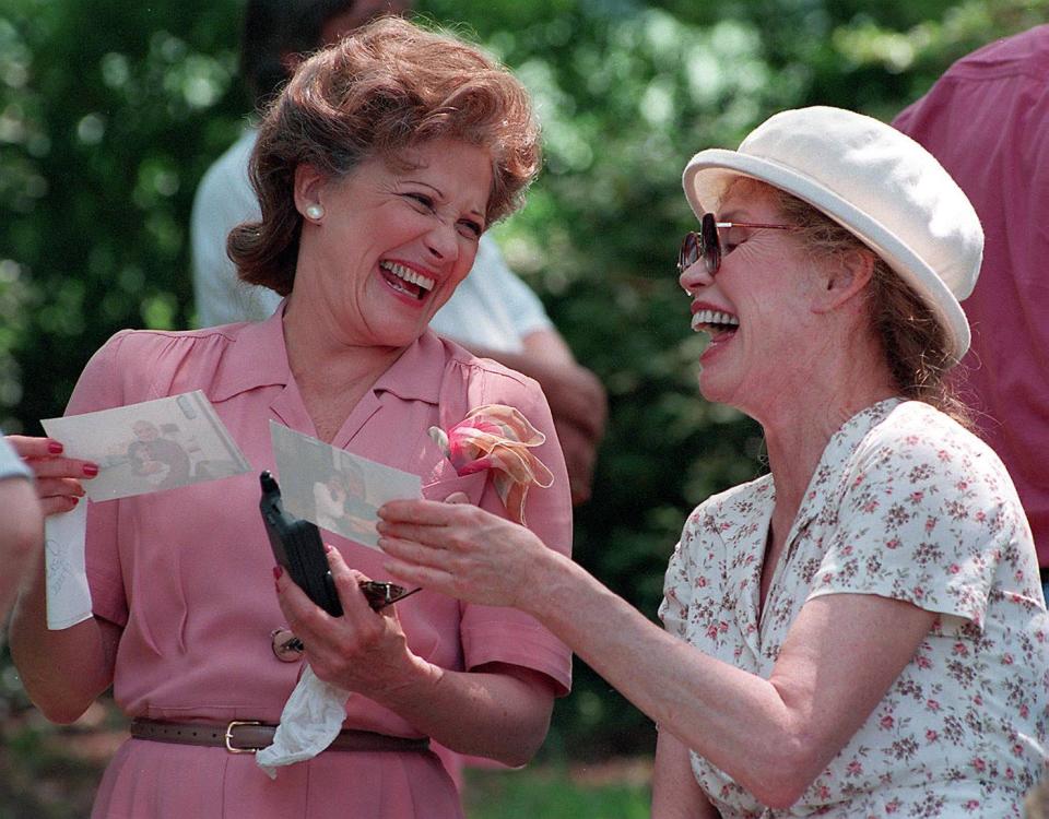 Linda Lavin and Mary Tyler Moore laugh it up on the set in Wilmington in 1995.