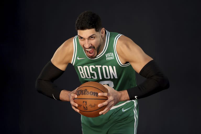 Enes Kanter quedó libre de Boston Celtics hace un par de meses; el basquetbolista se cambió su apellido a "Freedom" (Libertad) y se convirtió en “el Colin Kaepernik de los republicanos” 