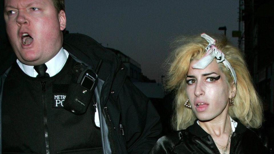 Amy Winehouse y un agente de policía