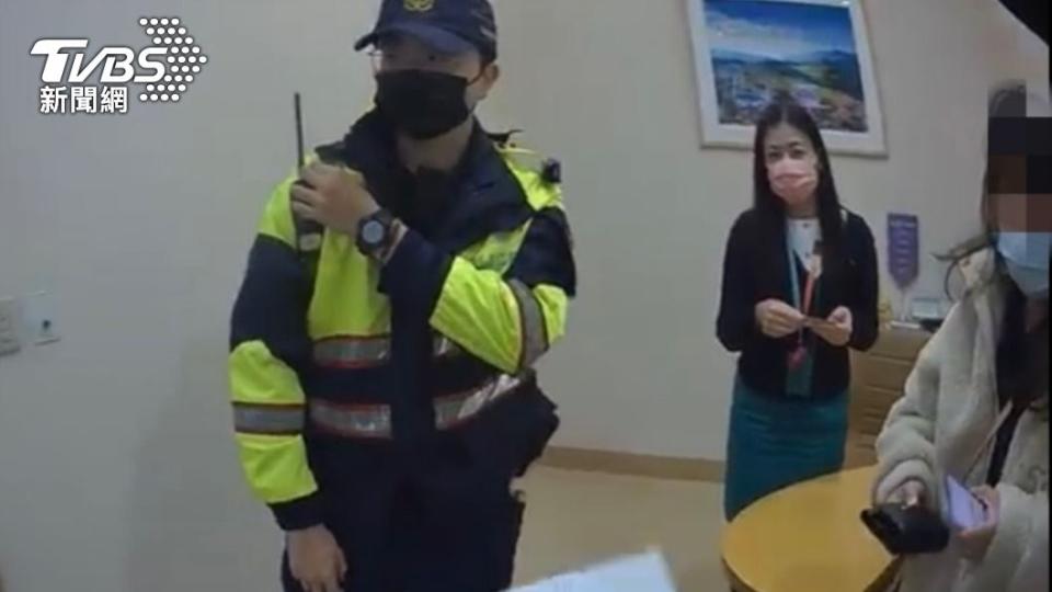 三峽警方接獲銀行通知後到場了解，馬上拆穿詐團的陷阱。（圖／TVBS）