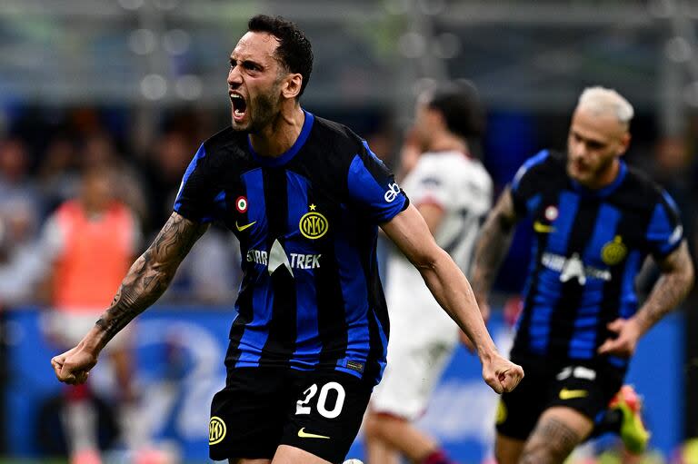 Hakan Calhanoglu festeja el segundo tanto de Inter, que no ganó, pero puede consagrarse campeón la próxima fecha ante su clásico eterno: Milan
