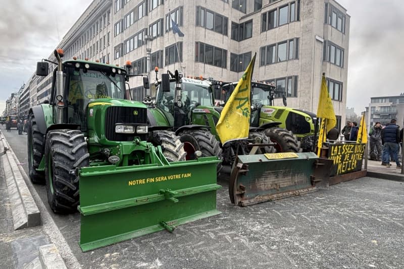 Farmers with their tractors protest against EU agricultural policy and demand improvements in their industry. Gregory Ienco/Belga/dpa