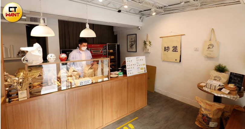 有別於內餡通常較簡單的台式餐包，店內的日式餐包口味多元，還不時推出咖哩、草莓等季節性口味。（圖／于魯光攝）