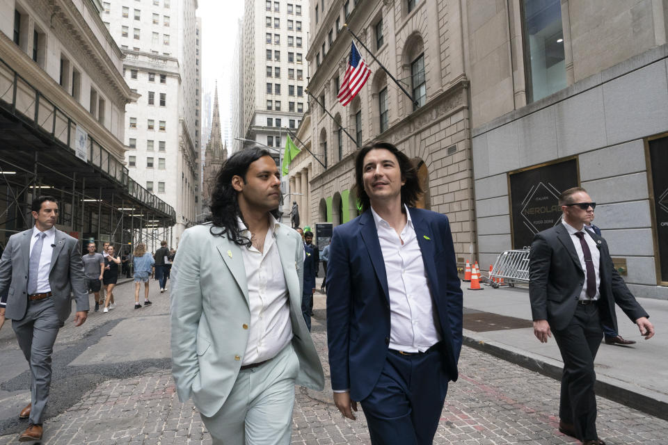 Baiju Bhatt, a sinistra, e Vladimir Tenev, co-fondatori di Robinhood, camminano a Wall Street dopo l'IPO della loro azienda al Nasdaq, giovedì 29 luglio 2021 a New York. Robinhood sta vendendo le proprie azioni a Wall Street, il luogo stesso in cui l'intermediazione online ha scosso il suo obiettivo dichiarato di democratizzare la finanza. Attraverso la sua app, Robinhood ha introdotto milioni di persone negli investimenti e ha rimodellato il settore dell'intermediazione, il tutto accumulando una lunga lista di controversie in meno di otto anni. (Foto AP/Mark Lennihan)