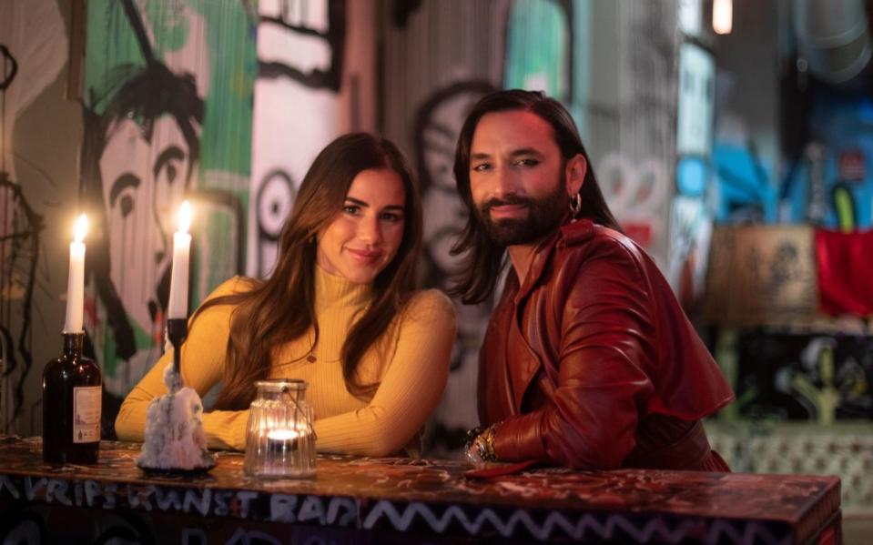 Plausch bei Kerzenschein: Host Tom Neuwirth aka Conchita Wurst und Sarah Engels in der Kunstbar in Köln.  (Bild: ZDF / Niklas van Schwarzdorn)