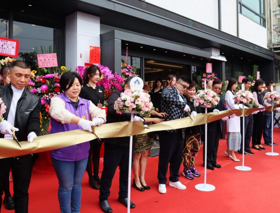 台中市海線地區首間主打醫美與再生醫學的諾恩診所昨日開幕，宣捷集團創辦人宣明智、台中市副議長顏莉敏等皆出席剪綵，現場冠蓋雲集。（記者陳金龍攝）