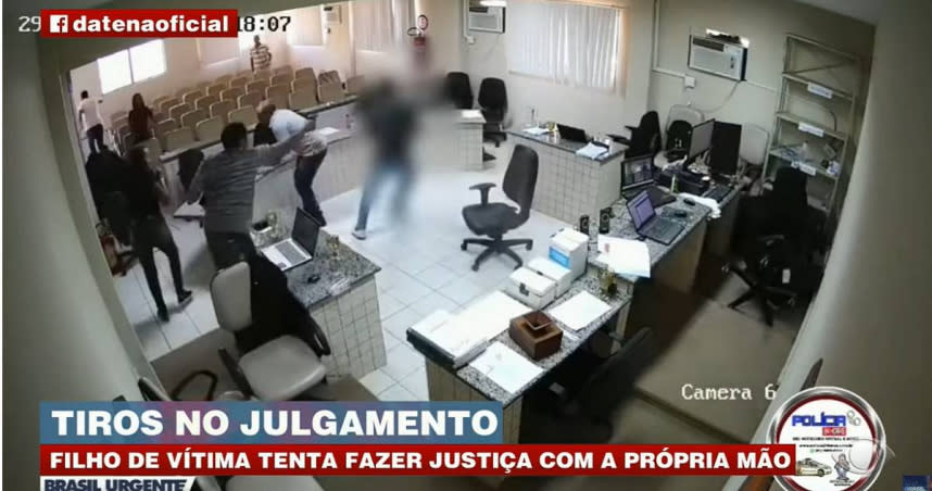 年輕的泰爾托為報父仇，在法庭上朝殺父仇人連開6槍。（圖／翻攝Youtube／Brasil Urgente）