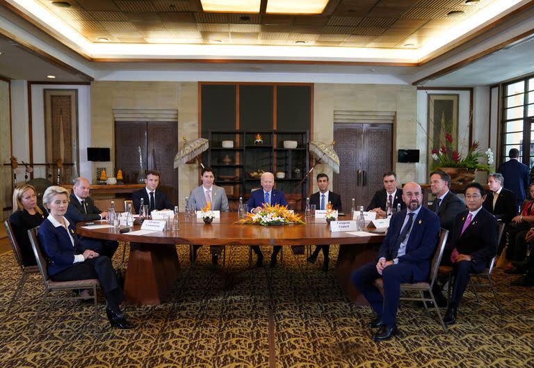 El presidente de Estados Unidos Joe Biden junto a líderes del G7 y la OTAN, tras la explosión de un misil en territorio polaco.