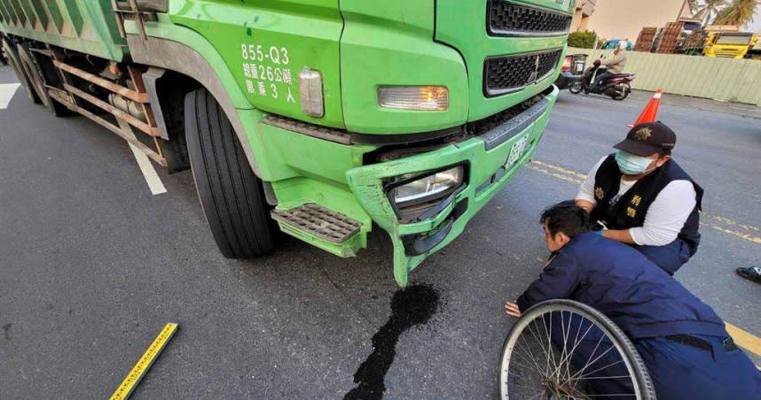 台南安定區18日下午發生一起死亡車禍，一名77歲的老婦人騎乘單車時，不幸遭大貨車輾斃。（圖／讀者提供）