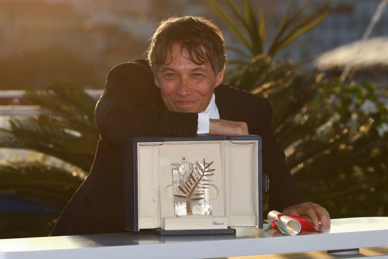 Sean Baker, winner of the Palme d'Or for the film 'Anora,' poses during the winners photocall at the 77th Annual Cannes Film Festival at Palais des Festivals in Cannes. Mickael Chavet/ZUMA Press Wire/dpa