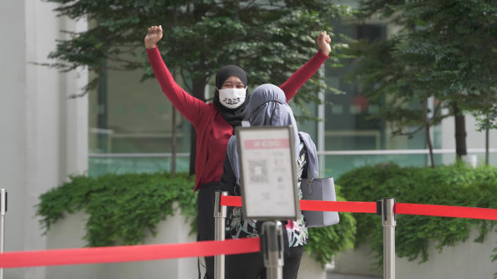 Nenti leaving the State Courts on 21 January 2022, after she was acquitted of all charges. (PHOTO: Yahoo News Singapore/Nick Tan)