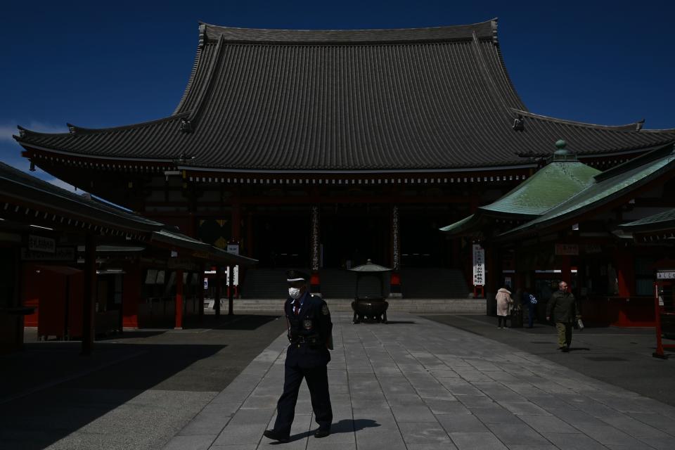 Un guardia de seguridad vigila las puertas del templo Senso-ji de Tokio (Japón) el 10 de abril. (Foto: Charly Triballeau / AFP / Getty Images).