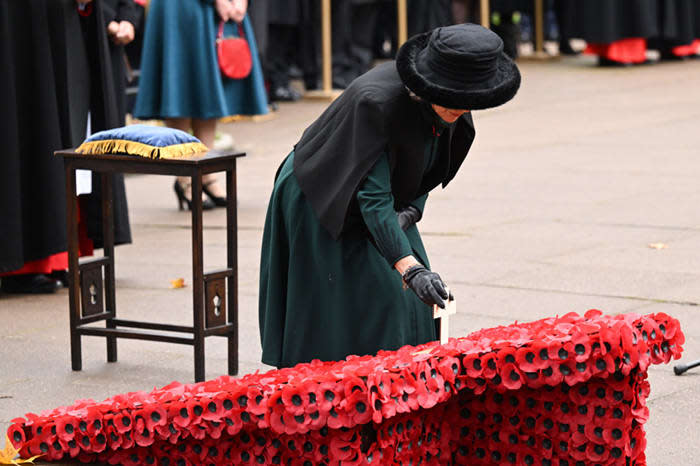 La reina Camilla rinde homenaje a los caídos