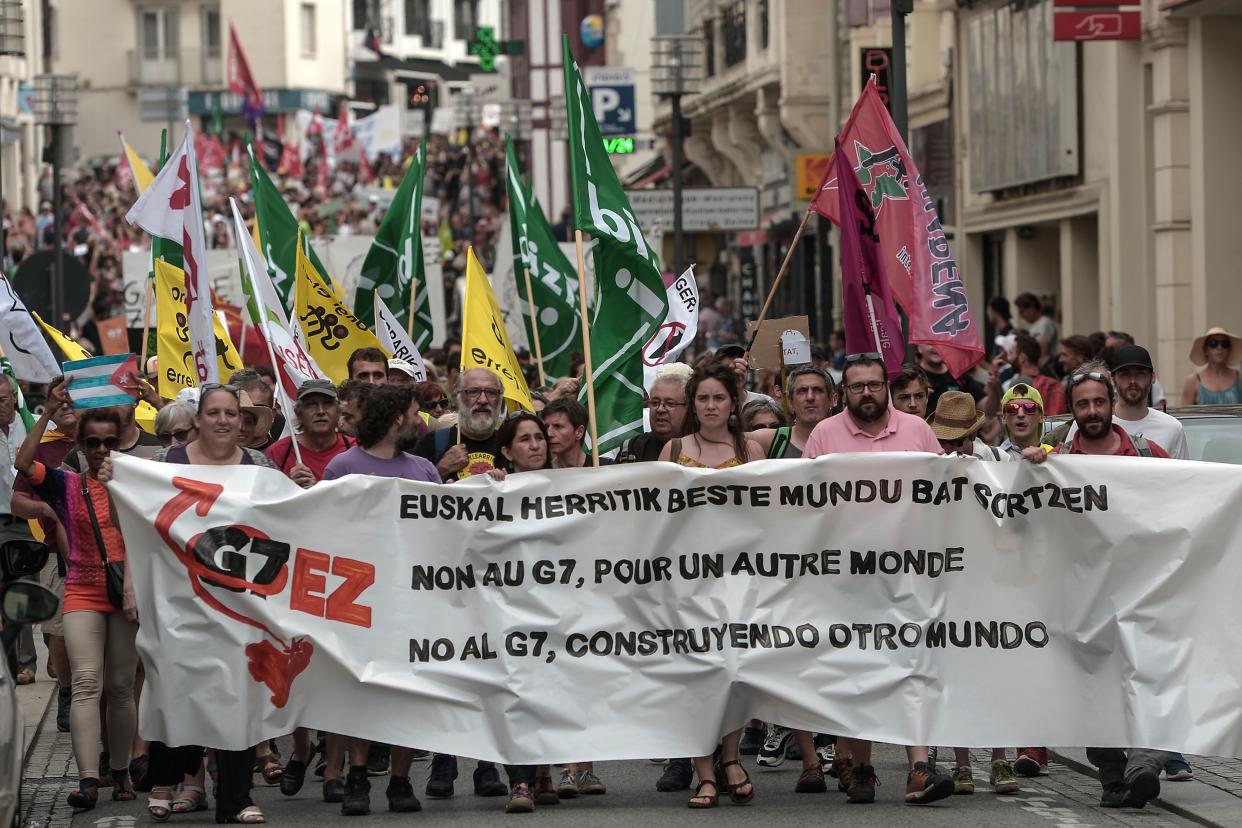 Des manifestants anti-G7 au Pays basque