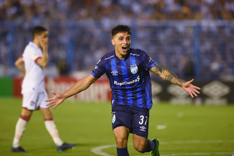 Mateo Coronel abrió el marcador y participó de las jugadas de los dos restantes goles de Atlético Tucumán; el Decano derrotó 3-1 a Estudiantes, suma y se ilusiona