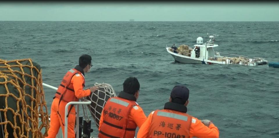 台南海巡人員獲報後立即出動，於安平外海順利找到失去動力的客貨船，船艙已湧進大量海水快要沉沒。 (讀者提供)