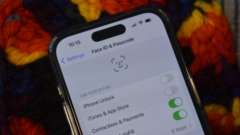 Face ID and thumbprint unlock on phones might be convenient, but it could also grant police access to your whole digital life. - Photo: Kyle Barr / Gizmodo