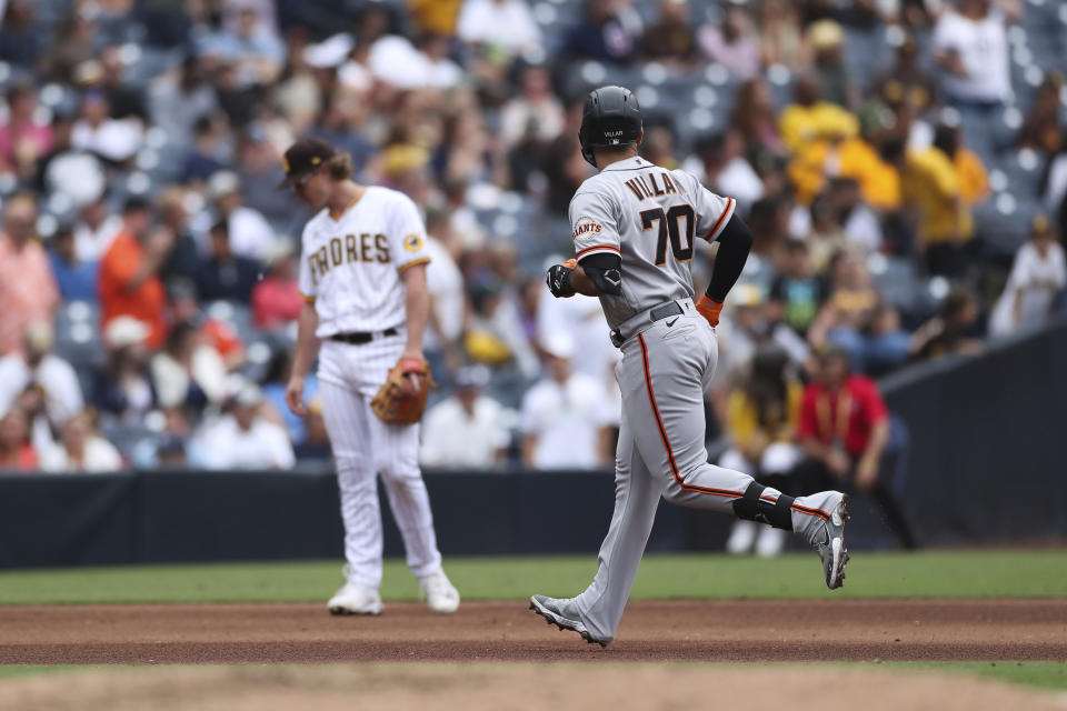 David Villar, de los Gigantes de San Francisco, recorre las bases tras conseguir un jonrón en el juego del miércoles 5 de octubre de 2022, ante los Padres de San Diego (AP Foto/Derrick Tuskan)