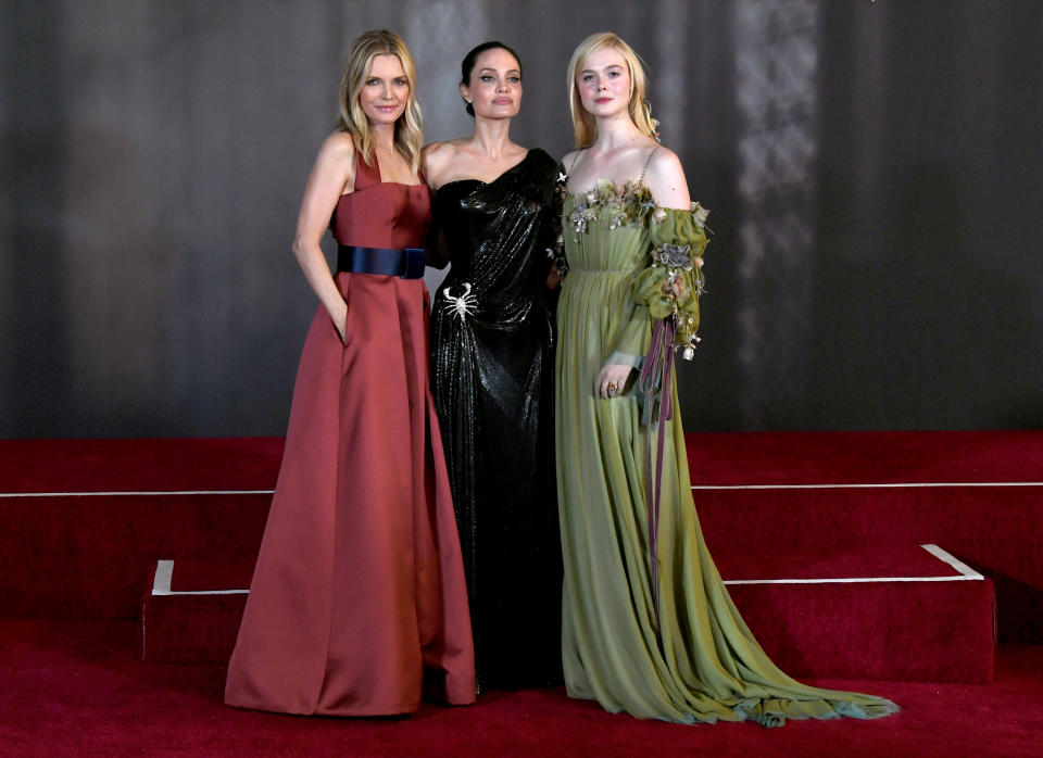 En la mencionada premiere sí asistieron Elle Fanning y Michelle Pfeiffer, cuyos estilismos fueron mucho más acertados que el de Angelina. De los tres vestidos nos quedamos con el Armani de Michelle. ¡Sobresaliente! (Foto: Kevin Winter / Getty Images)