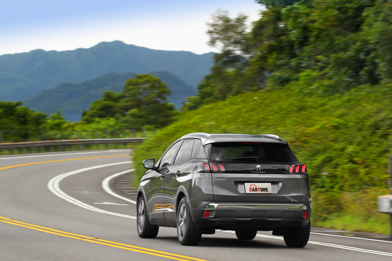 即便動感十足，行路特性卻顯滑順流暢，PEUGEOT 3008面對崎嶇路面抑或碾壓坑洞狀況簡直易如反掌。