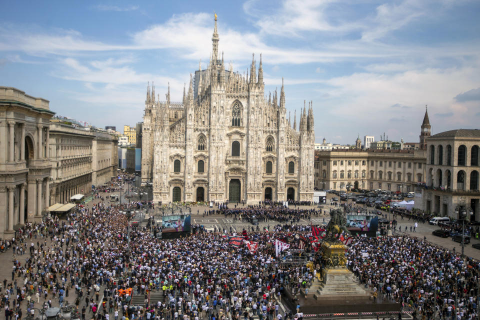 El ataúd del ex primer ministro italiano Silvio Berlusconi sale de la catedral de Milán, en Italia, al término de su funeral de Estado, el miércoles 14 de junio de 2023. (Stefano Porta/LaPresse vía AP)