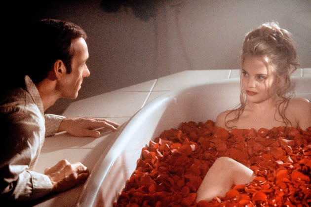 <b>„American Beauty“ (1999)</b> ist ein grandioser Film von Sam Mendes über die abgründigen und schmierigen Gelüste eines Vorstadt-Spießers namens Lester Burnham. Kevin Spacey spielt den frustrierten Ehemann, der sich an der Freundin seiner Tochter aufgeilt so überzeugend, dass ein bisschen von dem Ekel über sein Angegeifere der minderjährigen Angela (Mena Suvari) an allen Vorstädtern hängen bleibt. Nach „American Beauty“ vergeht jeder Frau die Lust zu heiraten!