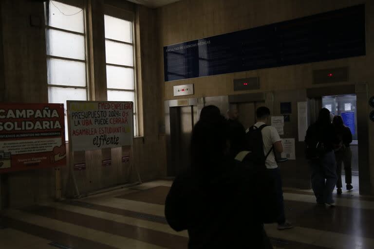 La Facultad de Medicina de la UBA, en penumbras, a primera hora de la mañana