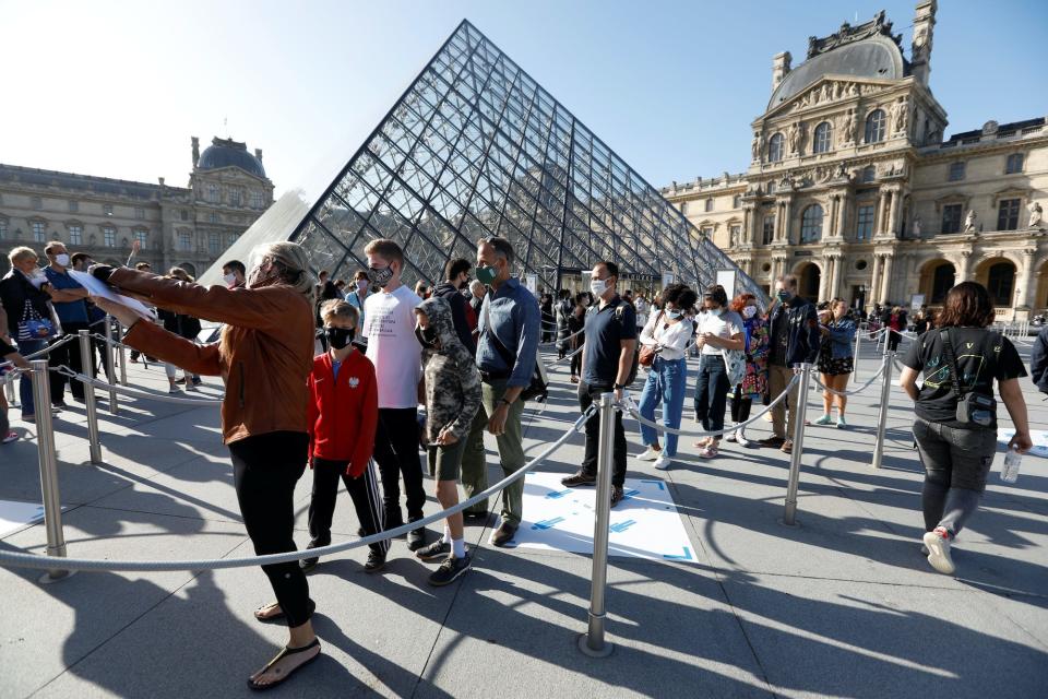 Line to get into the Louvre.JPG