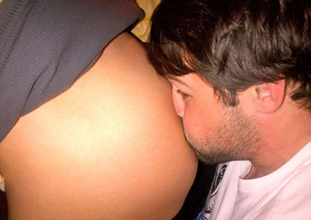 Broody types look away now! Rugby star Ben Foden planted a big kiss on fiancé Una Healy’s baby bump. The Saturdays singer then tweeted the snap along with the caption “Balloona.”
