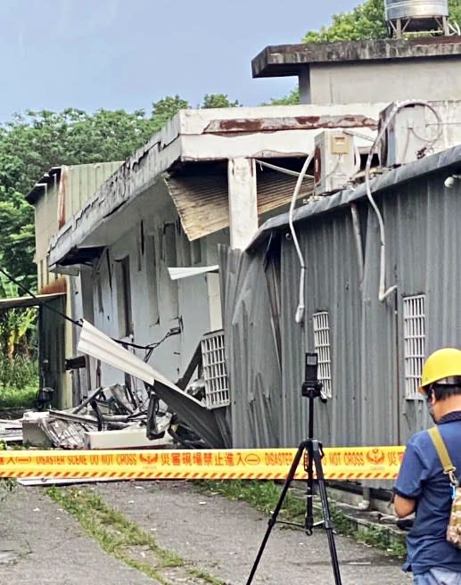 花蓮吉安鄉自強路上也有一棟兩層樓的民宅二樓變一樓。   圖:翻攝自以蘇花公路即時路況為主的平台臉書粉專