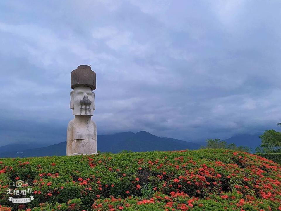 台東摩艾像因下雨造成鼻子吸水部分變黑，形成過敏流鼻水的模樣，讓網友都笑翻。(圖／Kakei Kou授權提供)