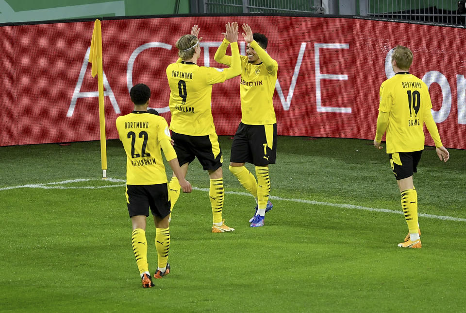 Jadon Sancho (centro-derecha), del Borussia Dortmund, festeja con Erling Haaland después de anotar ante el Paderborn, en un duelo de la Copa de Alemania, el martes 2 de febrero de 2021 (Frederic Scheidemann/Pool photo via AP)