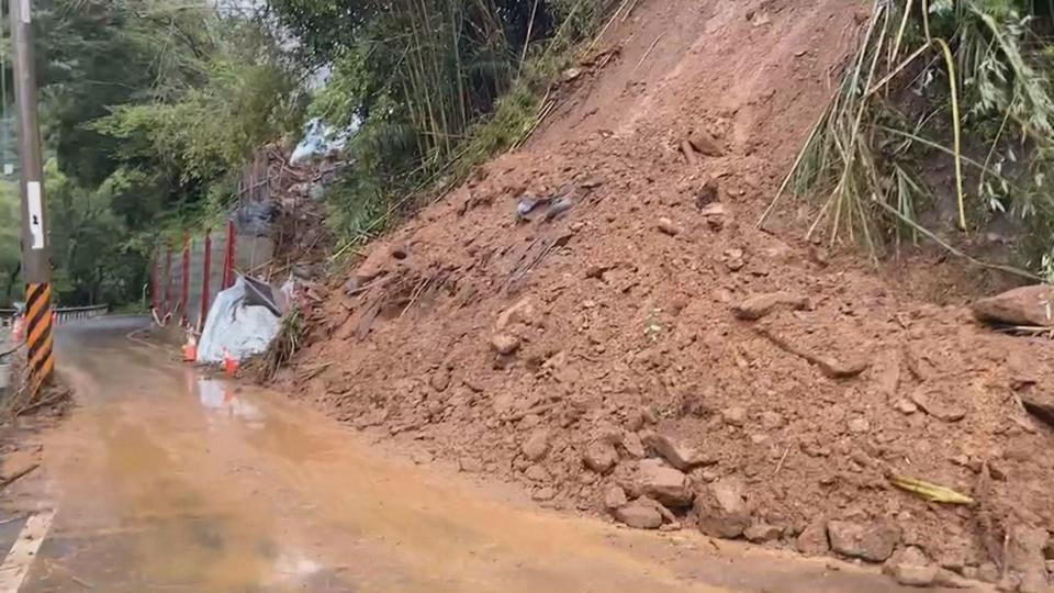 梅花颱風外圍環流持續影響北台灣，新竹縣尖石鄉120線30k處路段出現土石坍方。