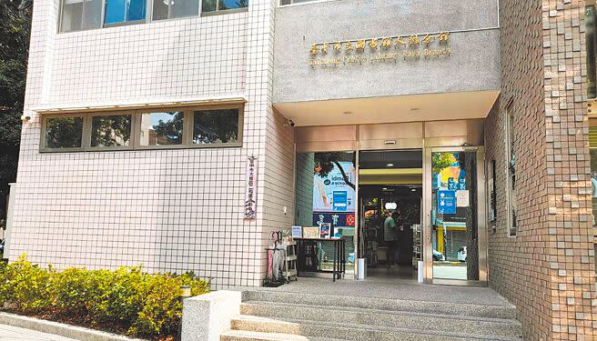 台中市立圖書館大雅分館5年前斥資千萬元進行拉皮，打造優質舒適的閱讀空間，如今3樓變為里民活動中心，引發當地民眾抱怨。（陳淑娥攝）